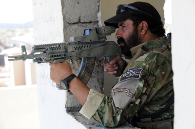 Afghan_border_police_aiming_a_weapon.jpg